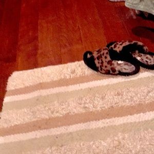 Beautiful tiger slippers with crisscross.  Very comfortable.